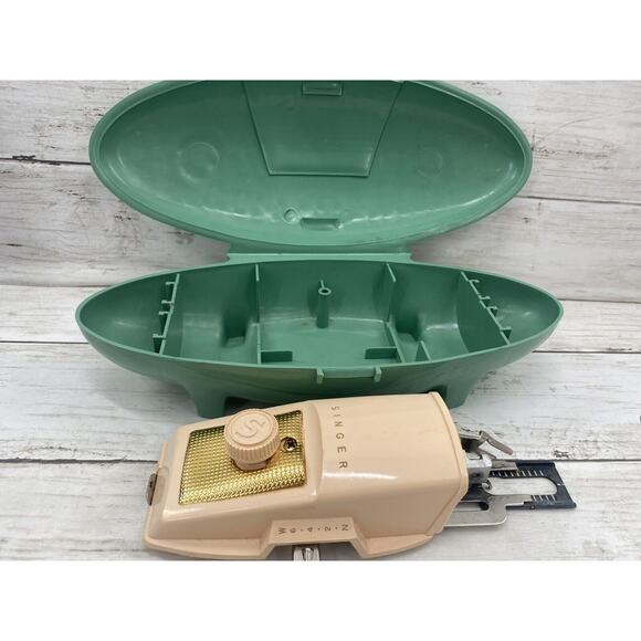 Vintage Retro SINGER #2482607 Clamshell Plastic Case Buttonholer Attachment - Picture 12 of 12